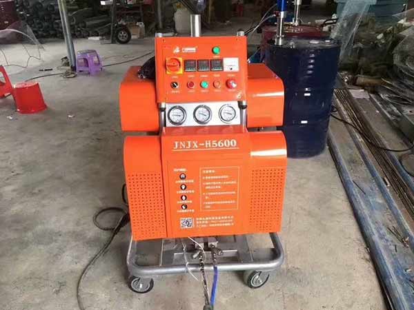 噴防腐材料設備 用什么噴涂機好?(圖2) H5600聚脲噴涂機管道防腐施工