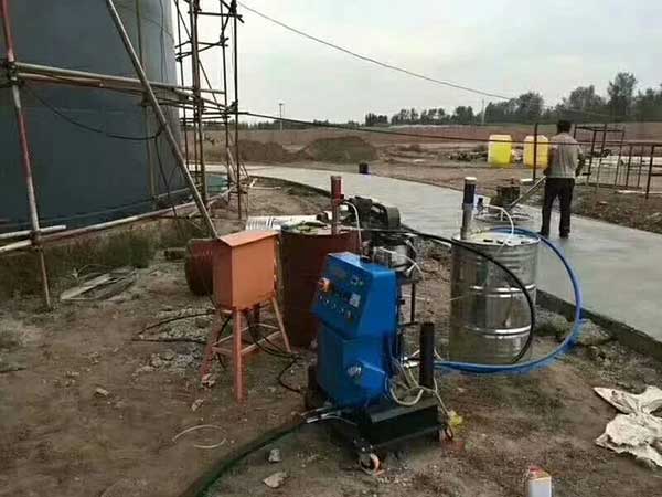 聚氨酯噴涂機設備JNJX-Q2600(圖3) 聚氨酯噴涂機設備JNJX-Q2600用于罐體保溫噴涂