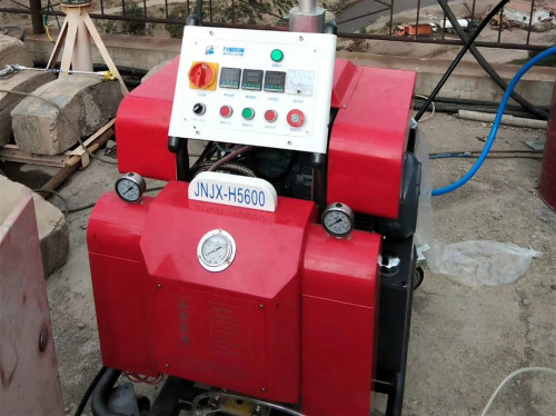 遼寧聚脲噴涂機混凝土攔水壩防水噴涂案例(圖2) H5600聚脲噴涂機混凝土攔水壩防水噴涂案例