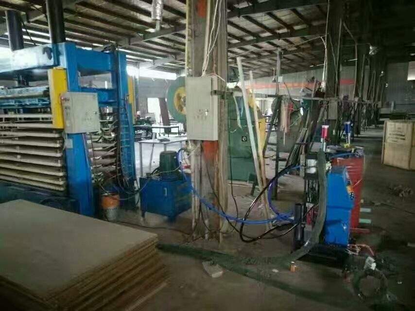 聚氨酯門板發泡設備(圖1) Q2600-D-聚氨酯門板發泡設備