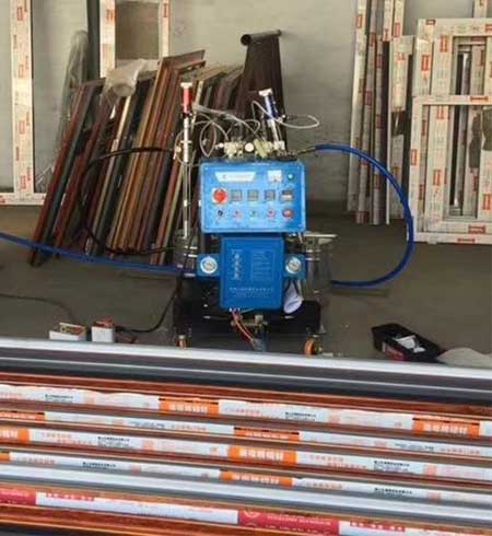 鋁型材腔體填充發泡(圖1) Q2600D斷橋鋁型材腔體填充聚氨酯發泡機