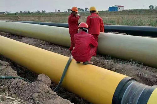 設(shè)備管道保溫發(fā)泡澆注聚氨酯施工噴涂機(jī)(圖5) 設(shè)備管道保溫發(fā)泡澆注聚氨酯施工案例