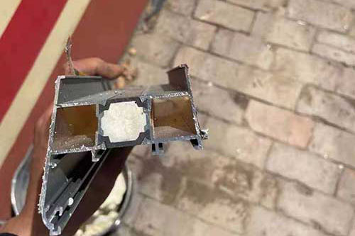 斷橋鋁填充聚氨酯發泡材料工藝斷橋鋁填充專用聚氨酯噴涂設備(圖3) 斷橋鋁填充聚氨酯發泡材料