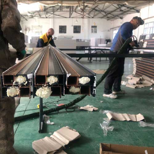 斷橋鋁型材灌注發泡機 高壓聚氨酯澆注機(圖2) 斷橋鋁型材灌注發泡案例