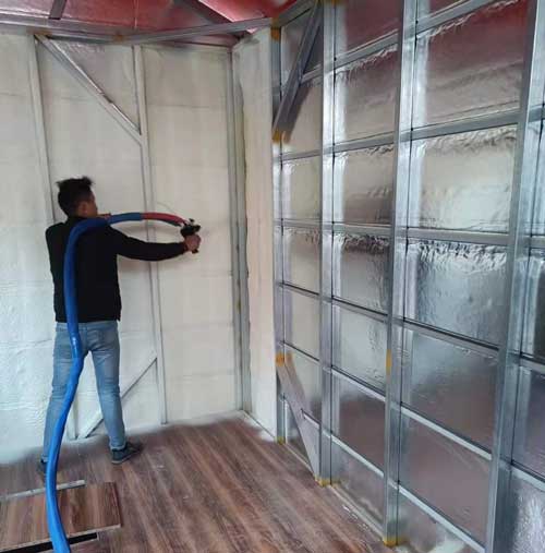 屋頂建輕鋼房怎么保溫 高壓機(jī)(圖2) 屋頂建輕鋼房聚氨酯保溫案例