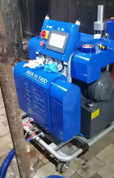 工字輥輪AB料澆注(圖1) 液壓H-T40D工字輥輪AB料澆注設備