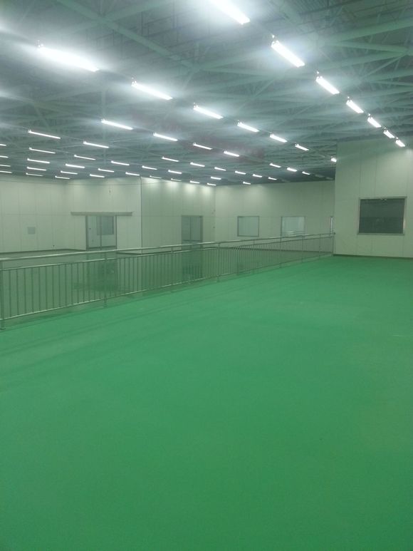 聚脲施工設(shè)備防腐層現(xiàn)場噴涂(圖2) 聚脲地坪